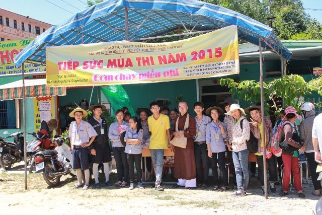 Cơm trưa, nước mát miễn phí “đón” thí sinh sau buổi thi - 6 Cơm chay miễn phí được đưa tận trường ĐH Ngoại ngữ