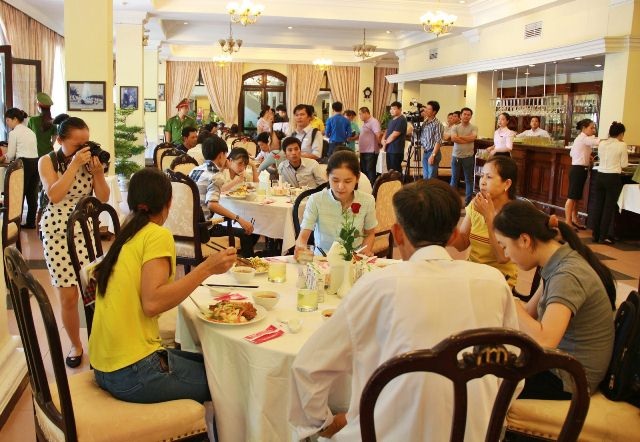 Cơm trưa, nước mát miễn phí “đón” thí sinh sau buổi thi - 5 Các em vui vẻ vì được ăn tại khách sạn 4 sao