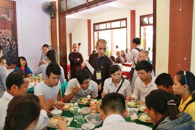 Cơm trưa, nước mát miễn phí “đón” thí sinh sau buổi thi - 4 1.400 suất cơm được hỗ trợ tại Trung tâm Văn hóa Phật giáo Liễu quán Huế