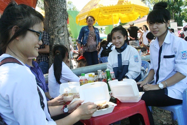 Cơm trưa, nước mát miễn phí “đón” thí sinh sau buổi thi - 7 Nhóm học sinh ở Quảng Trị vui vẻ với các suất ăn miễn phí