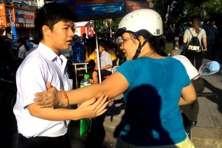 Bố mẹ động viên con bước vào kỳ vượt vũ môn - 5 Mẹ con nắm tay nhau