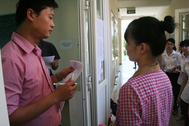 Những môn Ngoại ngữ “hiếm” thí sinh - 3 Thí sinh Trang và Thảo vào phòng thi