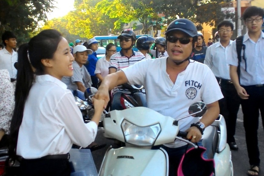 Bố mẹ động viên con bước vào kỳ vượt vũ môn - 6 Em Bảo Trâm được bố động viên nhiệt tình.