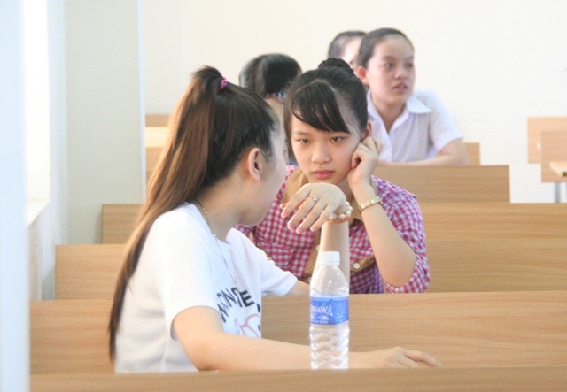 Những môn Ngoại ngữ “hiếm” thí sinh - 6 vì không có ai nên Thảo và Trang ngồi nói chuyện thân mật trước giờ thi