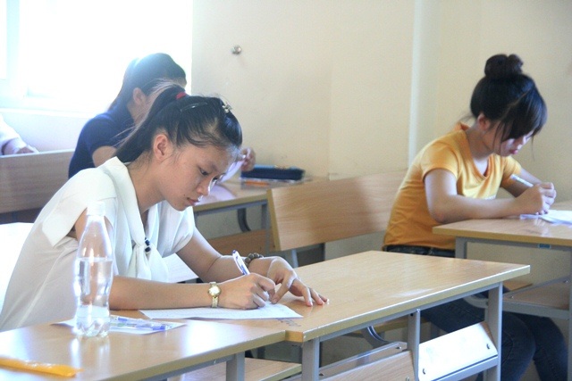 Thí sinh thi ngoại ngữ ở điểm thi Khoa Du lịch, cụm thi 26 của ĐH Huế. (Ảnh: Đại Dương)