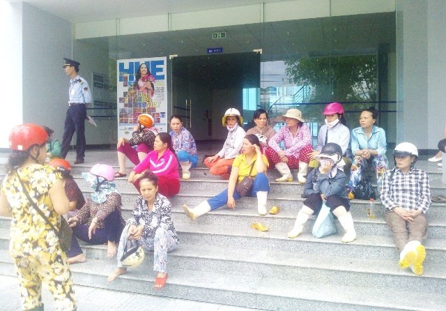 Hàng chục tiểu thương "vây kín" trụ sở tiếp dân đòi gặp Chủ tịch TP Huế - 1 Hàng chục tiểu thương vây kín trụ sở tiếp dân đòi gặp Chủ tịch TP Huế
