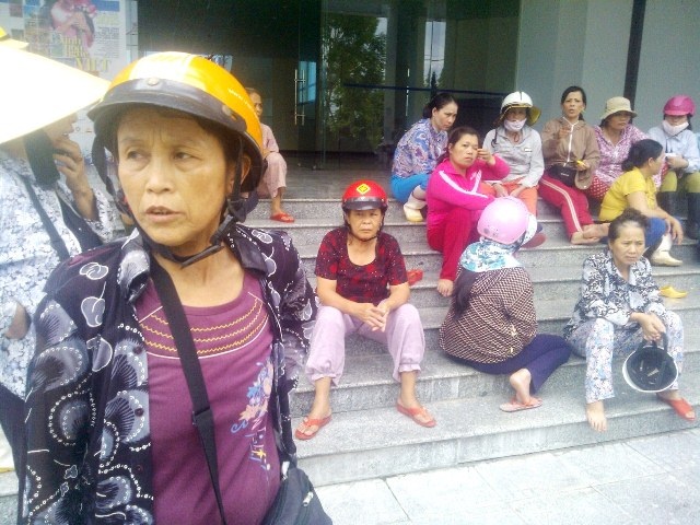 Hàng chục tiểu thương "vây kín" trụ sở tiếp dân đòi gặp Chủ tịch TP Huế - 2 Hàng chục tiểu thương vây kín trụ sở tiếp dân đòi gặp Chủ tịch TP Huế