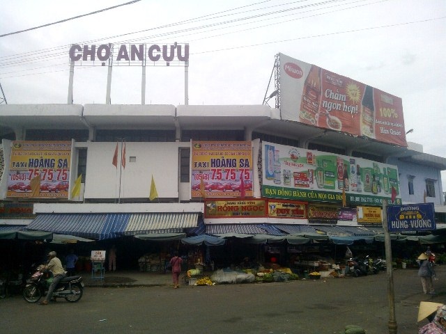 Hàng chục tiểu thương "vây kín" trụ sở tiếp dân đòi gặp Chủ tịch TP Huế - 4 Hàng chục tiểu thương vây kín trụ sở tiếp dân đòi gặp Chủ tịch TP Huế