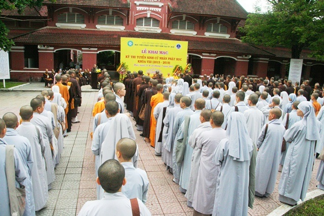 Hàng trăm tăng ni dự thi tuyển Cử nhân Phật học - 1 240 tăng ni cả nước về tham dự kỳ thi.