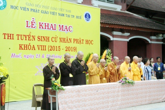 Hàng trăm tăng ni dự thi tuyển Cử nhân Phật học - 4 Cầu nguyện cho các tăng, ni thí sinh làm bài được tốt