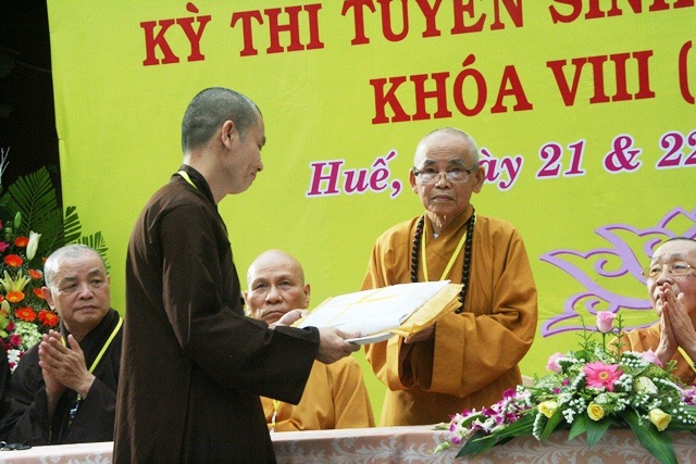 Hàng trăm tăng ni dự thi tuyển Cử nhân Phật học - 9 Kiểm tra đề thi