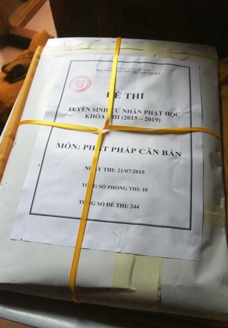 Hàng trăm tăng ni dự thi tuyển Cử nhân Phật học - 8 Đề thi đầu tiên trong sáng 21/7 là môn Phật pháp căn bản được niêm phong cẩn mật