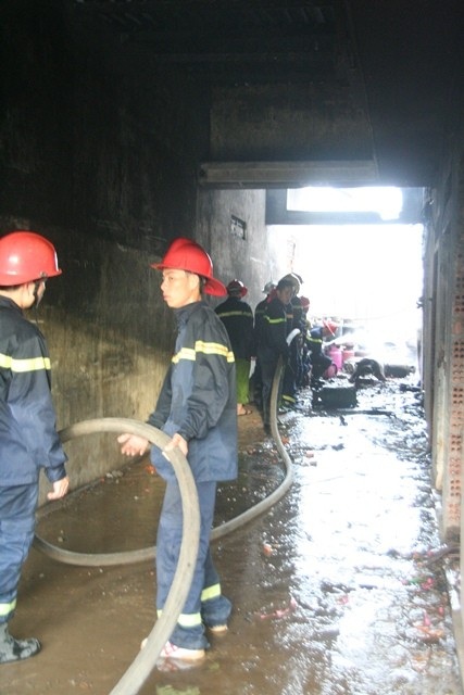 Cả khu dân cư hãi hùng vì kho gas phát nổ như bom - 4 Sau hơn nửa tiếng, ngọn lửa đã được khống chế