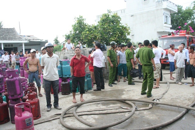 Cả khu dân cư hãi hùng vì kho gas phát nổ như bom - 7 Nhà anh Phúc sát kho gas bị ảnh hưởng bởi vụ nổ.