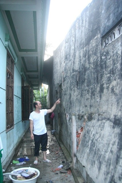 Cả khu dân cư hãi hùng vì kho gas phát nổ như bom - 8 Nhà anh Phúc sát kho gas bị ảnh hưởng bởi vụ nổ.