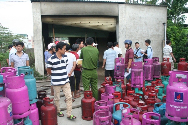 Cả khu dân cư hãi hùng vì kho gas phát nổ như bom - 9 Hơn 400 bình gas được đưa ra ngoài sau vụ cháy nổ.