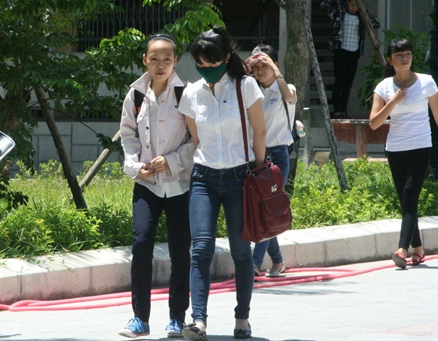 Buổi thi Văn, nhiều thí sinh mang tài liệu vào phòng thi - 5 Thí sinh thi môn Văn tại điểm thi ĐH Sư phạm Huế kết thúc buổi thi Văn. (Ảnh: Đại Dương)