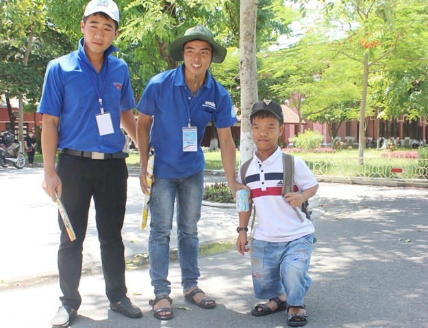 Nhiễm chất độc da cam, thí sinh cao 1m quyết tâm “vượt vũ môn” - 2 12 năm học, em Ngân đều có học lực đạt khá, giỏi