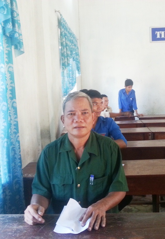 Nhiều thí sinh trên 50 tuổi quyết tâm thi đậu THPT - 1 Thí sinh Lê Văn Họt (55 tuổi) đang làm thủ tục vào phòng thi (ảnh: P.V.Hải)