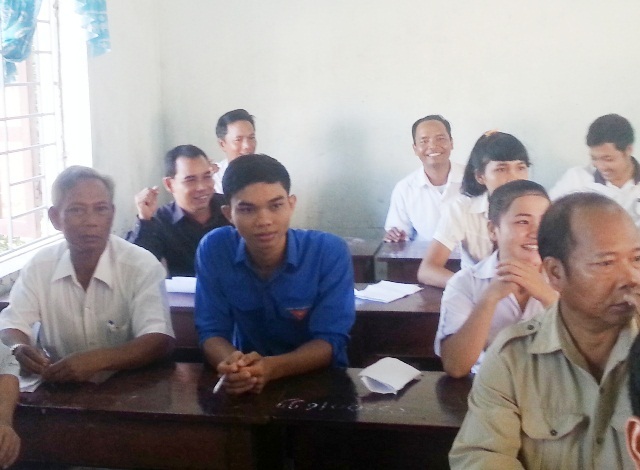 Nhiều thí sinh trên 50 tuổi quyết tâm thi đậu THPT - 3 Phòng thi nhiều thí sinh lớn tuổi ở huyện Nam Đông với nhiều nụ cười trước giờ thi