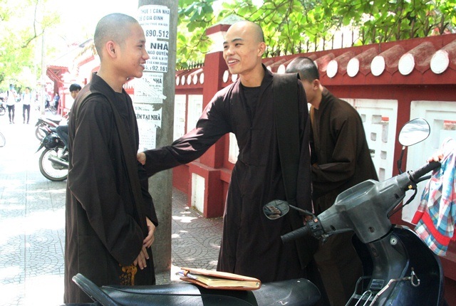 Thí sinh phấn khởi vì "trúng tủ" đề Địa hỏi về biển đảo - 22 Thí sinh Gia (trái) vui mừng cùng các bạn sau khi môn thi Địa lý kết thúc