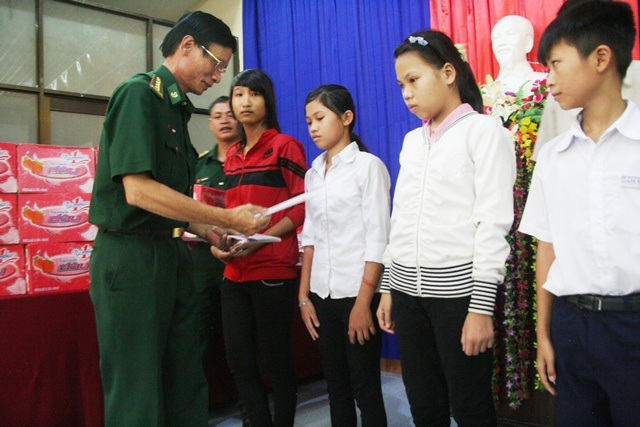 Trao 20 suất học bổng đến học sinh nghèo vùng biển - 1 Trao 20 suất học bổng cho đến nghèo vùng biển