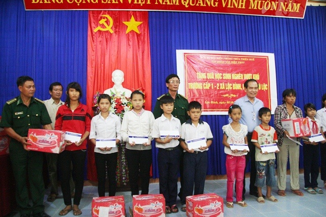 Trao 20 suất học bổng đến học sinh nghèo vùng biển - 2 20 HS nghèo vùng ven biển xã Lộc Bình nhận quà vượt khó