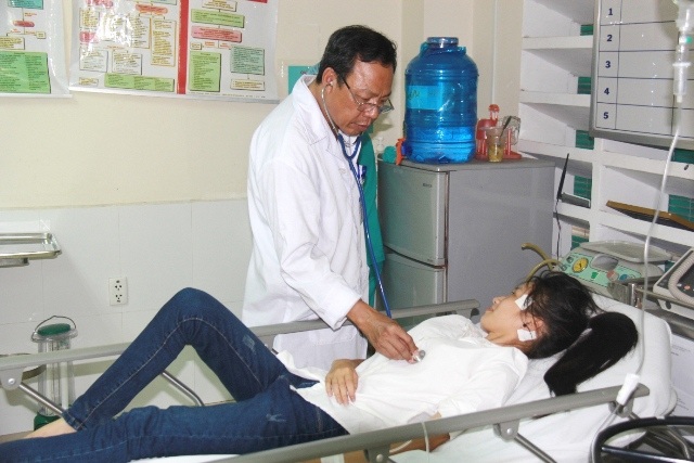 Lại có nữ sinh ngất xỉu vì nắng nóng - 1 Em Hằng được chăm sóc tận tình tại BV trường ĐH Y Dược Huế
