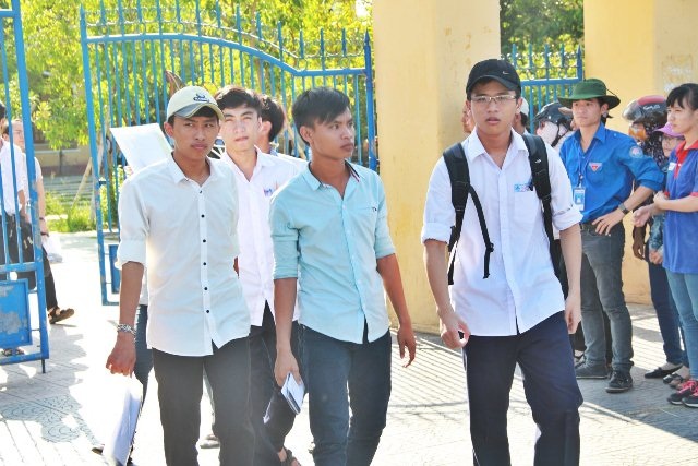 Đề Sinh có tính phân loại cao, thí sinh khó đạt điểm tối đa - 12 Các em thở phào nhẹ nhõm sau khi kết thúc kì thi dài.