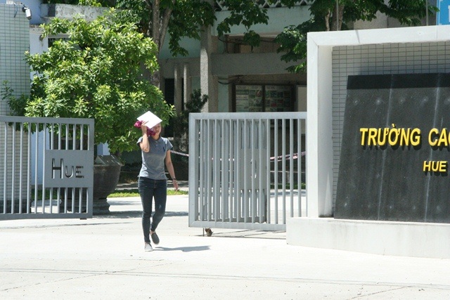 “Tuyên ngôn độc lập” vào đề thi Sử - 17 1 thí sinh làm bài ra sớm khi mới 10h15' tại điểm thi Cao đẳng Công nghiệp Huế