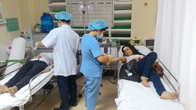 Nữ sinh bị ngất xỉu vì nắng nóng tiếp tục nhập viện ở buổi thi cuối - 5 Xe chở nữ thí sinh Nguyễn Lan Anh đến cấp cứu tại bệnh viện