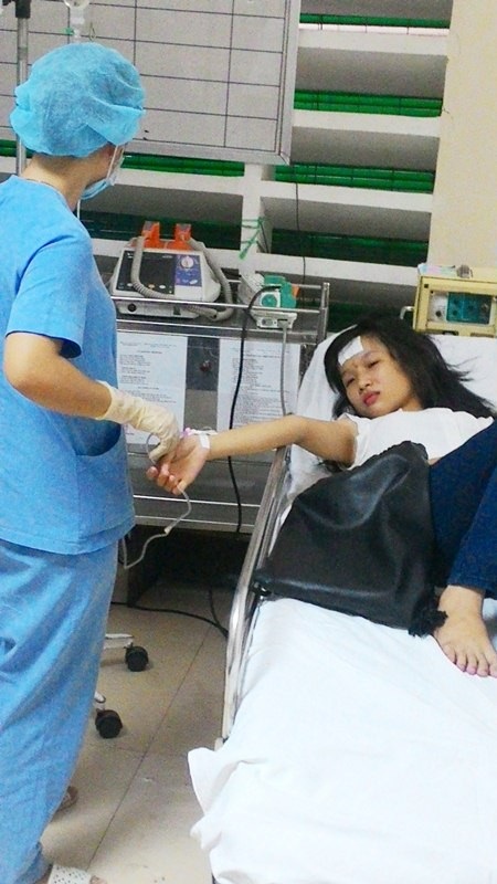Nữ sinh bị ngất xỉu vì nắng nóng tiếp tục nhập viện ở buổi thi cuối - 1 Nữ thí sinh Võ Thị Hằng đã hồi tỉnh lại trên giường cấp cứu sau lần ngất xỉu thứ 2 trong 2 ngày thi