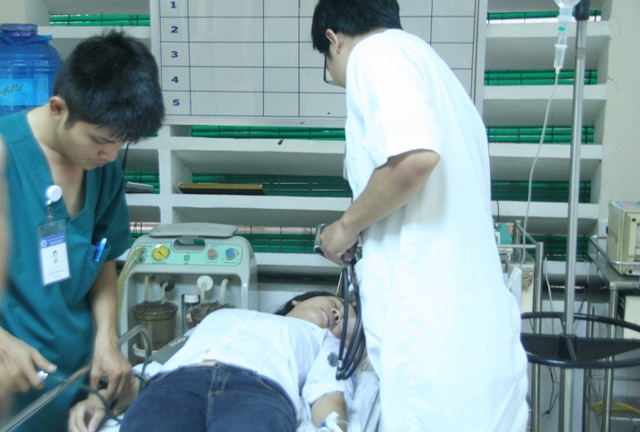 Nữ sinh bị ngất xỉu vì nắng nóng tiếp tục nhập viện ở buổi thi cuối - 4 Xe chở nữ thí sinh Nguyễn Lan Anh đến cấp cứu tại bệnh viện