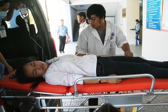 Nữ sinh bị ngất xỉu vì nắng nóng tiếp tục nhập viện ở buổi thi cuối - 3 Xe chở nữ thí sinh Nguyễn Lan Anh đến cấp cứu tại bệnh viện