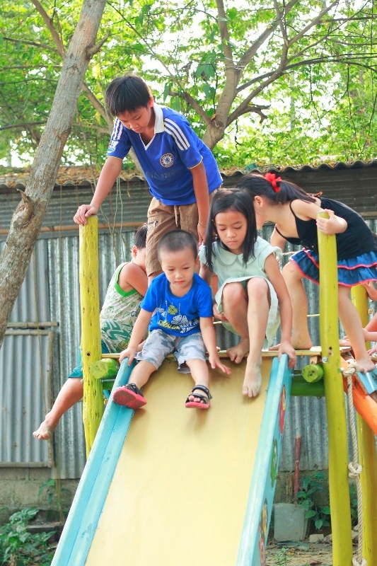 Sinh viên xây dựng khu vui chơi miễn phí cho trẻ em - 4 Nụ cười trong veo của các em khi được thỏa sức chơi đùa