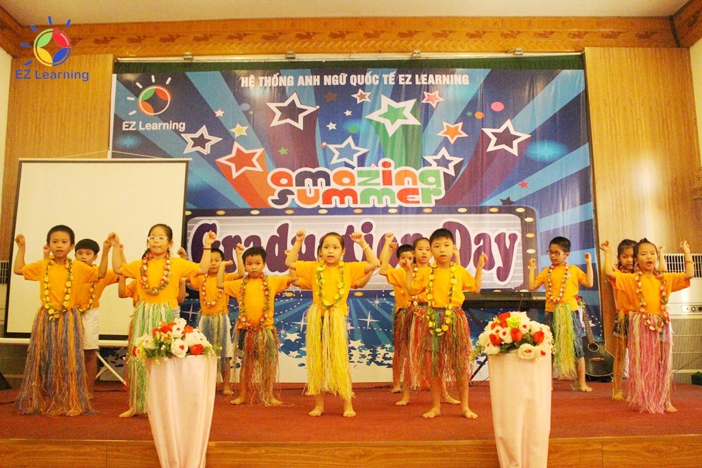 Học viên khóa Hè tại EZ Learning Huế tự tin biểu diễn văn nghệ trong lễ tổng kết khóa học