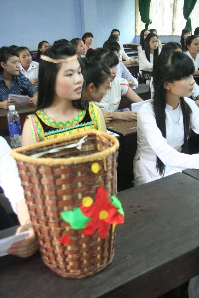 Rạng rỡ thi tài để làm “cô giáo mầm non” - 9 Nhiều nữ sinh xinh đẹp trong phòng thi