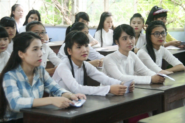 Rạng rỡ thi tài để làm “cô giáo mầm non” - 7 Các em nữ nghe thầy giáo phổ biến quy chế thi