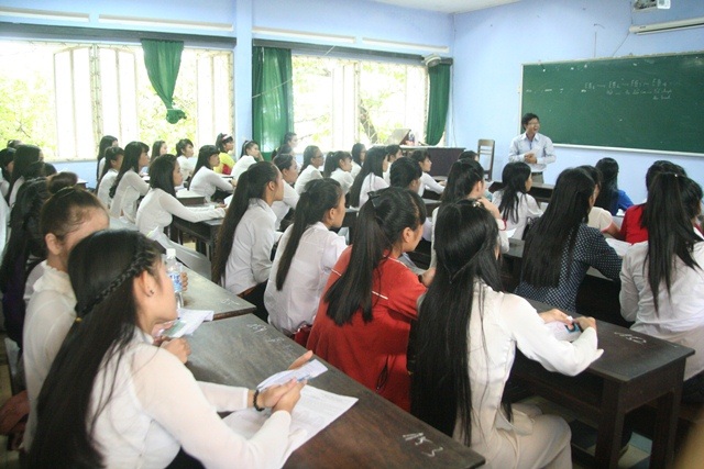 Rạng rỡ thi tài để làm “cô giáo mầm non” - 10 Có 639 thí sinh đa phần là nữ đến thi môn năng khiếu khối M tại cụm thi 26