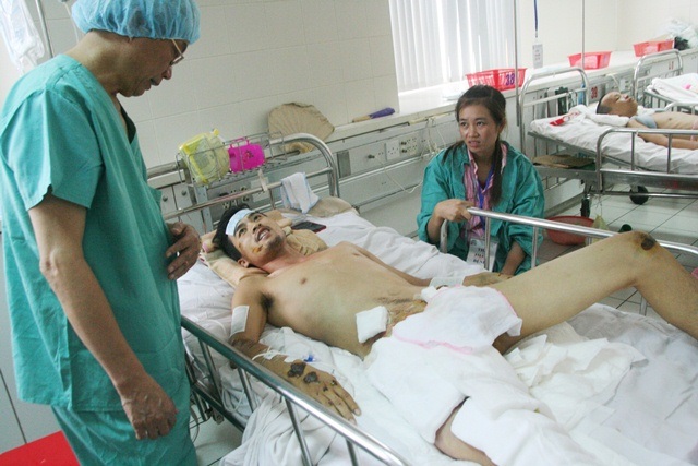 Cứu sống bệnh nhân bị đa chấn thương rất nặng - 2 BS Quang theo dõi và động viên bệnh nhân Sáu