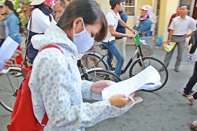 Nhiều thí sinh không an tâm với bài thi của mình. (Ảnh: Châu Nhật)