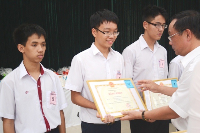 Trao thưởng học sinh giỏi quốc gia, giáo viên xuất sắc - 2 Phút chào cờ trang nghiêm