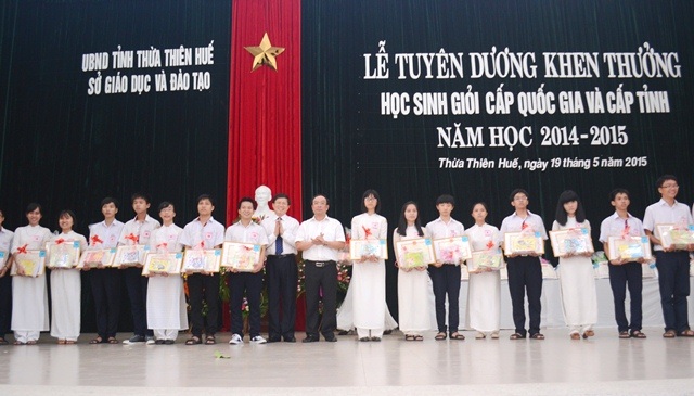 Trao thưởng học sinh giỏi quốc gia, giáo viên xuất sắc - 3 Phút chào cờ trang nghiêm