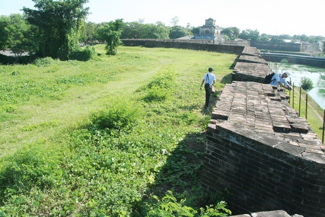 Mặt trên của lớp tường pháo đài nhìn ra ngoài