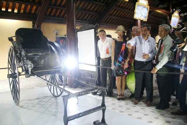 Làm rõ nghi vấn xe kéo vua Thành Thái tặng mẹ - 10 Chiếc xe kéo vua Thành Tháitặng mẹ được trưng bày đã thu hút nhiều du khách tham quan khi tới Huế