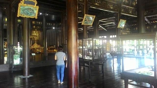 Lịch sử 170 năm của ngôi điện đẹp nhất triều Nguyễn - 14 Một góc trưng bày đồ Hoàng gia Huế trong điện Long An hiện tại thuộc Bảo tàng Cổ vật Cung đình Huế