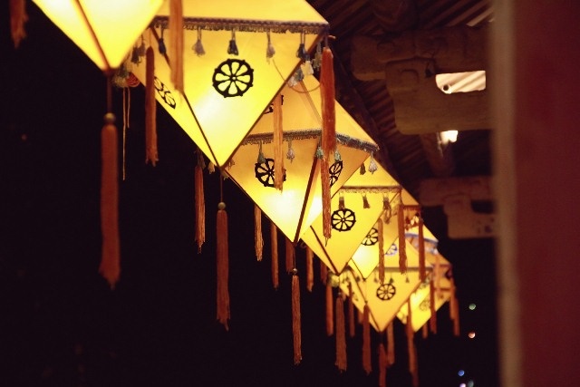 Những hàng hiên tại chùa và nhà dân trang trí đèn đẹp mắt