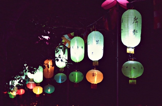 Những hàng hiên tại chùa và nhà dân trang trí đèn đẹp mắt