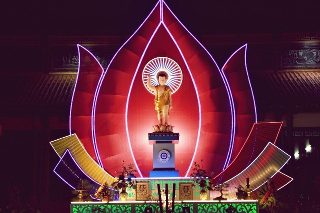 Lễ đài được trang trí công phu và ấn tượng tại chùa Từ Đàm