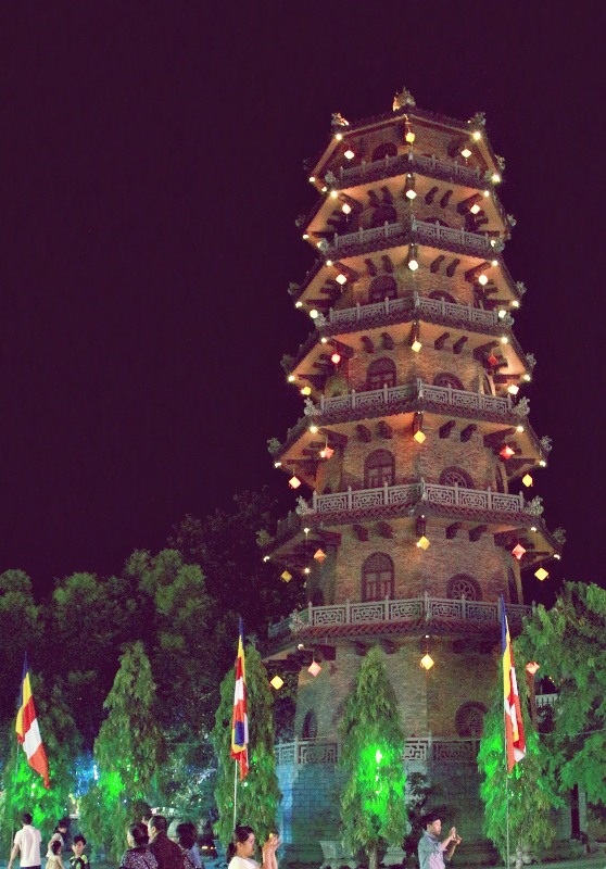 Tháp 7 tầng (chùa Từ Đàm) nổi bật giữa thành phố khi đêm về